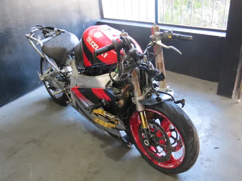 SUZUKI GSX-R GIXXER/SRAD 2001