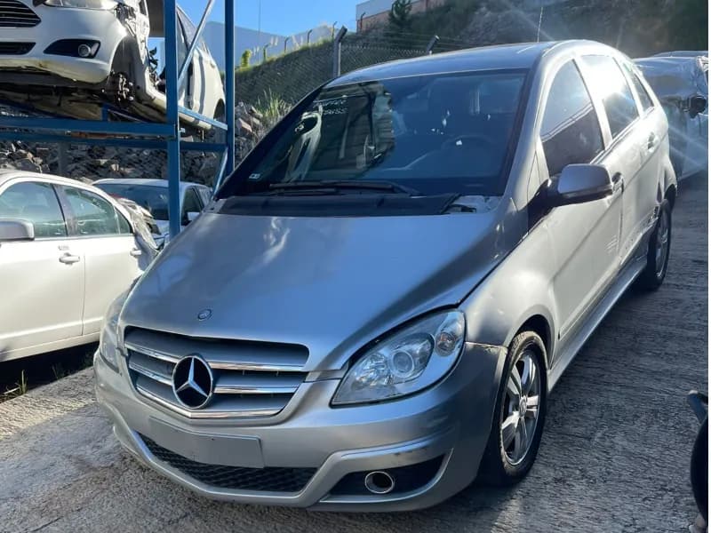 MERCEDES-BENZ B180 2011