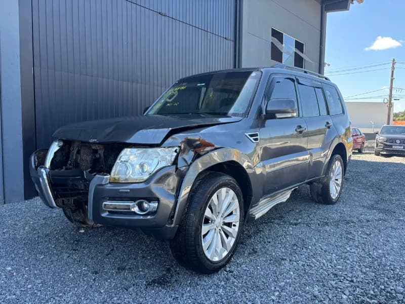 MITSUBISHI PAJERO FULL 2015
